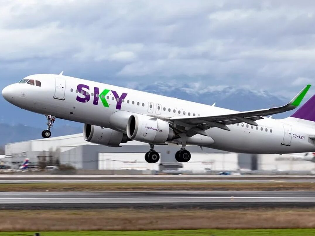avião da sky airline companhia aérea low cost chilena 