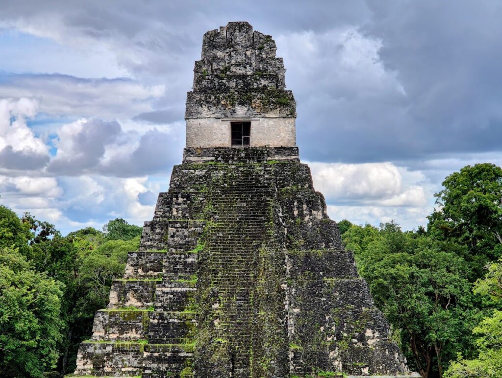 Ruínas de Tikal: construção maia cercada de árvores