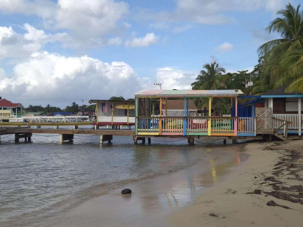 foto de casa colorida em Roatan (o que fazerm em roatan)