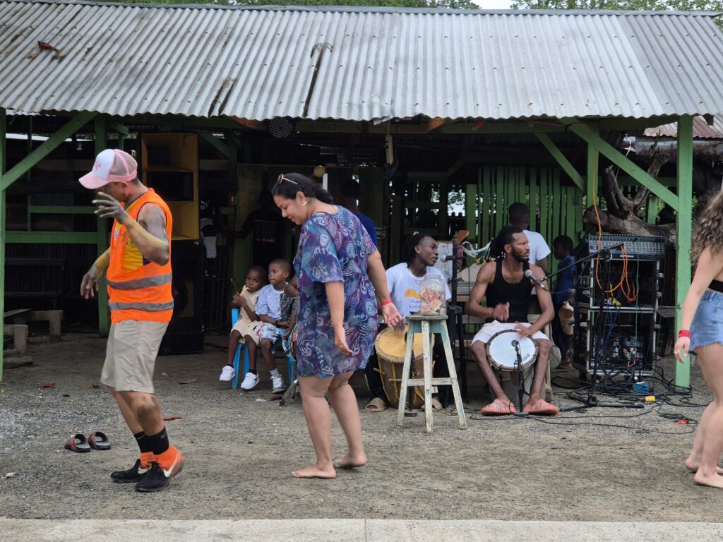 o que fazer em roatan? Pessoas dançando