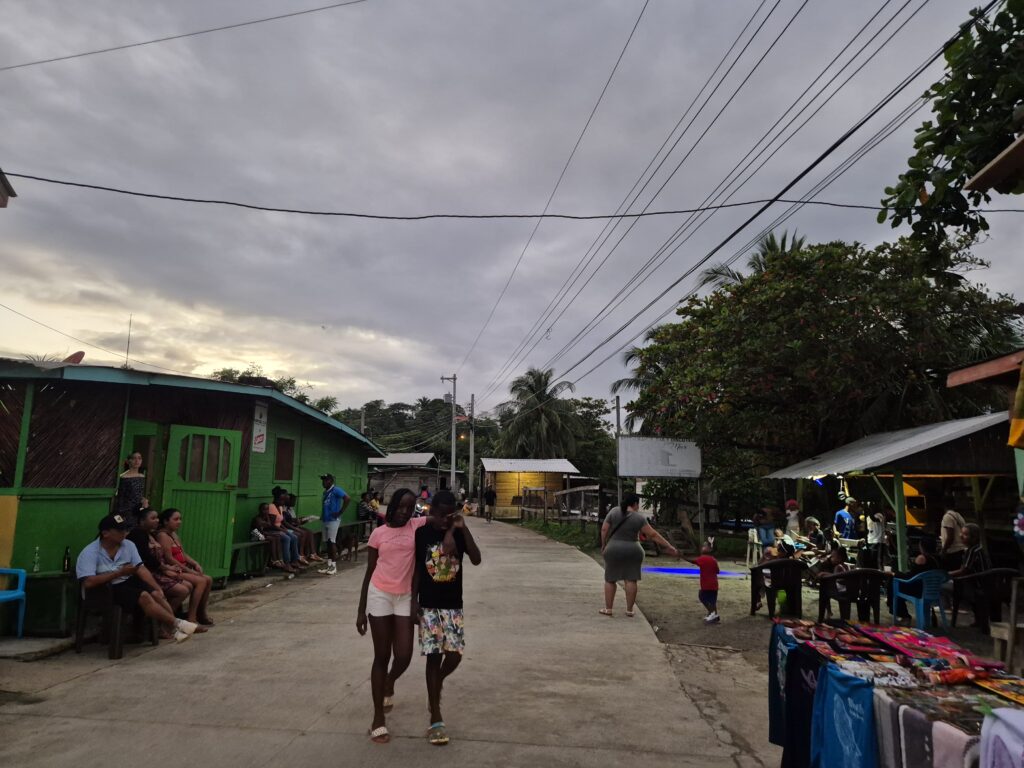É seguro viajar para honduras? Foto de crianças andando na rua