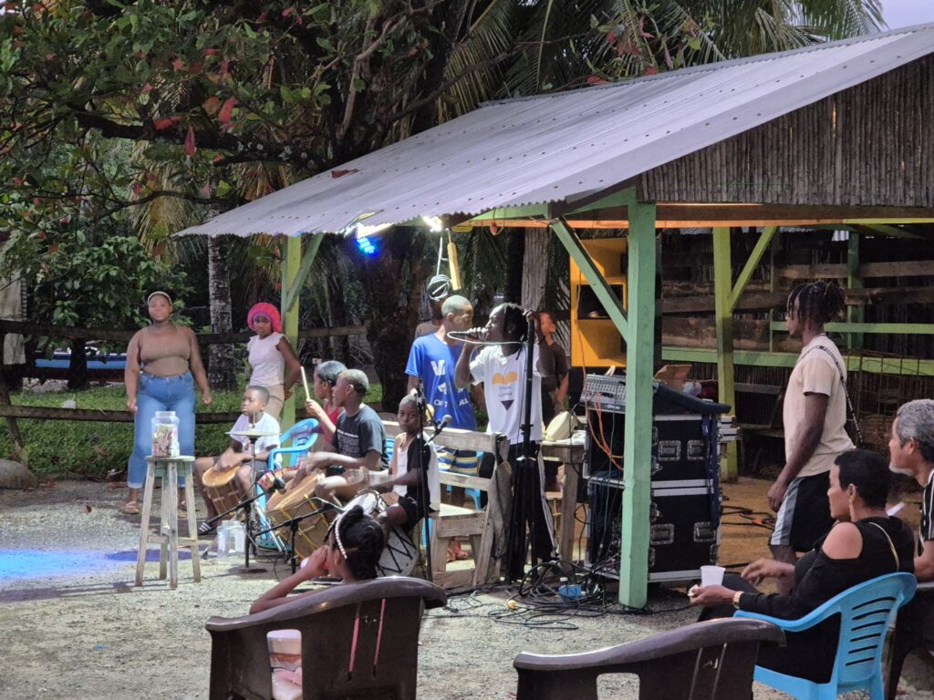é seguro viajar para honduras? foto de meninos tocando musica