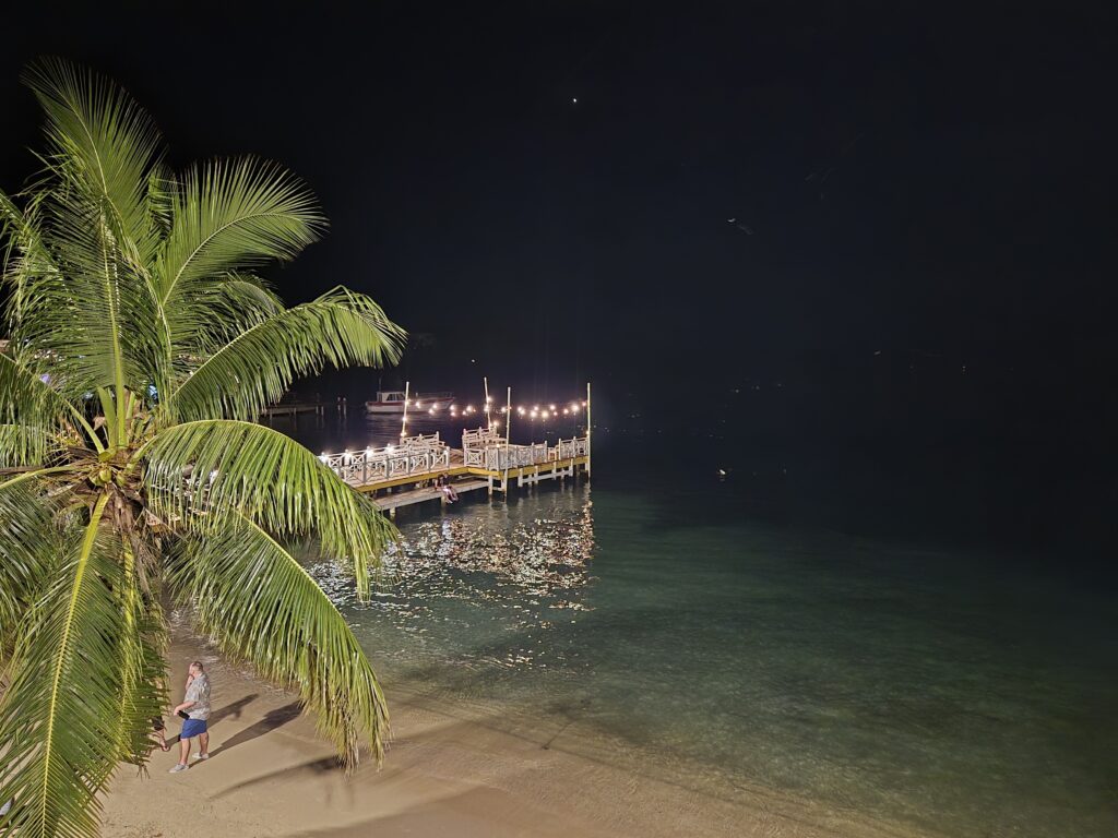 o que fazer em roatan? foto praia a noite