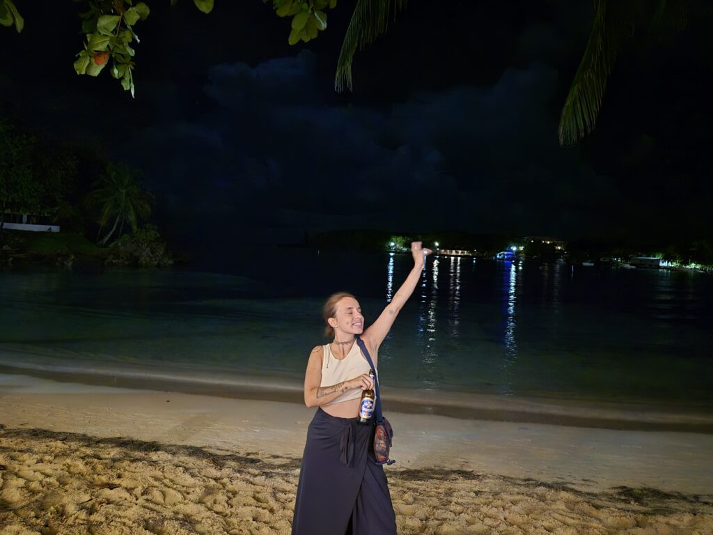 O que fazer em roatan? mulher a noite na praia