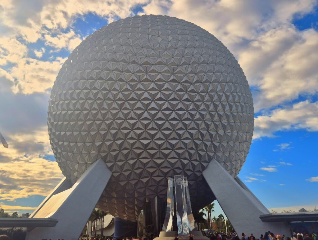Bola do epcot durante o dia